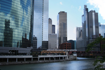 el train crossing bridge and chicago skyline