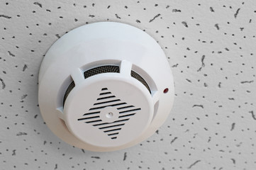 smoke detector on ceiling