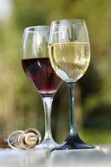glas mit rotwein und wei§wein