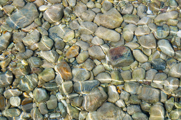 ciottoli in acqua bassa