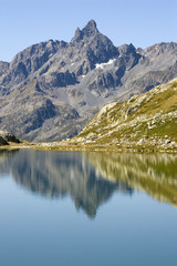 Fototapeta na wymiar lac et montagne
