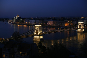 Fototapeta na wymiar budapest - suugestivo panorama notturno