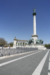 Fototapeta na wymiar budapest - colonnato piazza degli eroi