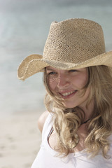 frau mit hut am strand