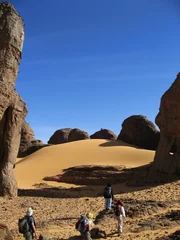 Fototapete Rund randonneurs entre sable et roche © Julien Gremillot