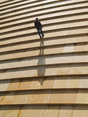 hombre solitario subiendo escalones