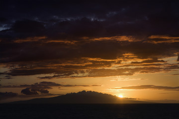 Naklejka na ściany i meble Sunset in Maui, Hawaii.