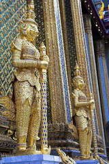 Fototapeta na wymiar gilded statue, grand palace