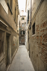 Fototapeta na wymiar Alejki między budynkami w Wenecji, Włochy.