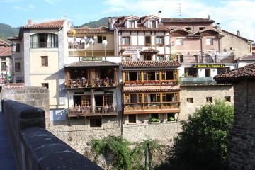habitations et restaurants à potes