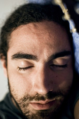 Obraz premium portrait de jeune homme en train de dormir