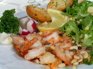 fritierte garnelen mit salat und pinien-kernen