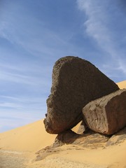 un rocher érodé dans le désert