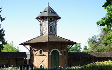 b&acirc;timent octogonal dans le parc du prieur&eacute;