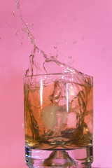 verre à apéritif avec des éclaboussures