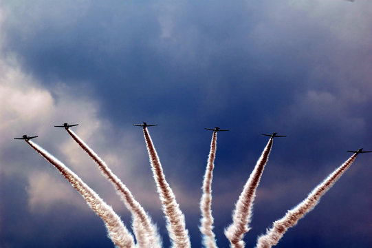 planes in an air show