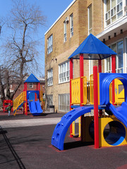 Fototapeta na wymiar kolorowy plac zabaw w szkolnym