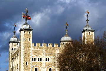 Fototapeta na wymiar dark clouds over tower of london