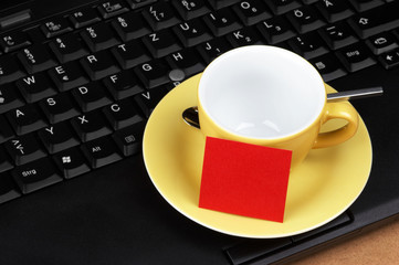 kaffeetasse mit post-it auf laptop