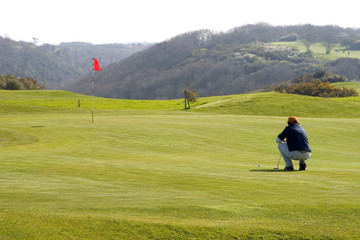joueur de golf au putting