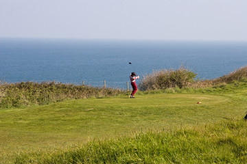 joueur de golf au départ