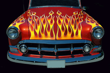 voiture classique enflammée