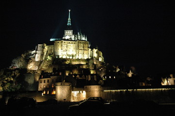 Fototapeta na wymiar Mont St Michel, nuit