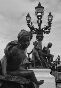 Fototapeta statue and lamppost, paris (black and white)