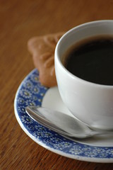 tasse de café noir avec biscuit