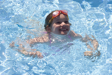 enfant dans la piscine