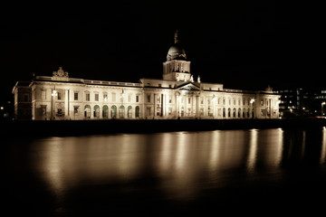 Fototapeta na wymiar Dublin Custom House w nocy