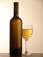 bottiglia di vino bianco con bicchiere