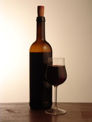 bottiglia di vino e bicchiere