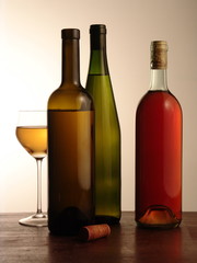 bottiglri di vino ed un bicchiere