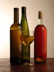 bottiglie di vino e bicchiere