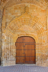 Fototapeta na wymiar puerta de iglesia gótica