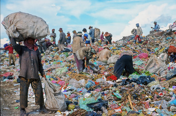 poor people working in a rubbish dump - obrazy, fototapety, plakaty