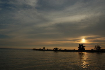 Fototapeta na wymiar Zachód słońca w cieśninie Malakka