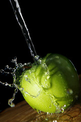 manzana y agua