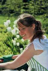 jeune femme jardin