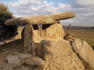 antiguo dolmen en la rioja, españa