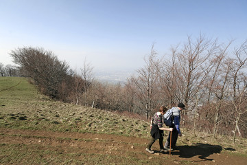 couple retraités randonneurs ballade en montagne