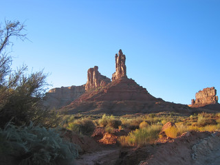 peaks in the valley of the god, monument valley national park, u