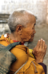 pri&egrave;re de la vieille dame devant un temple