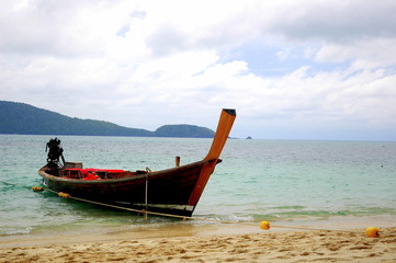 Obraz na płótnie Canvas boat at the beach