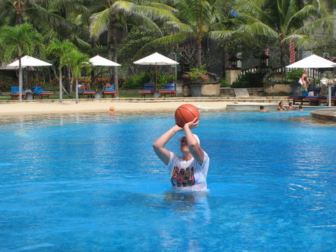 woman play basketball in the swimming pool