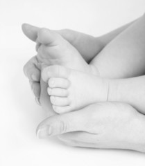 mom holding a baby's feet