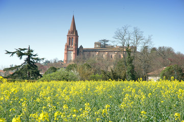 une &eacute;glise dans les pr&eacute;