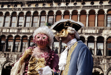 Obraz premium un homme et une femme costumés