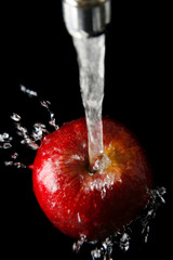 manzana y agua